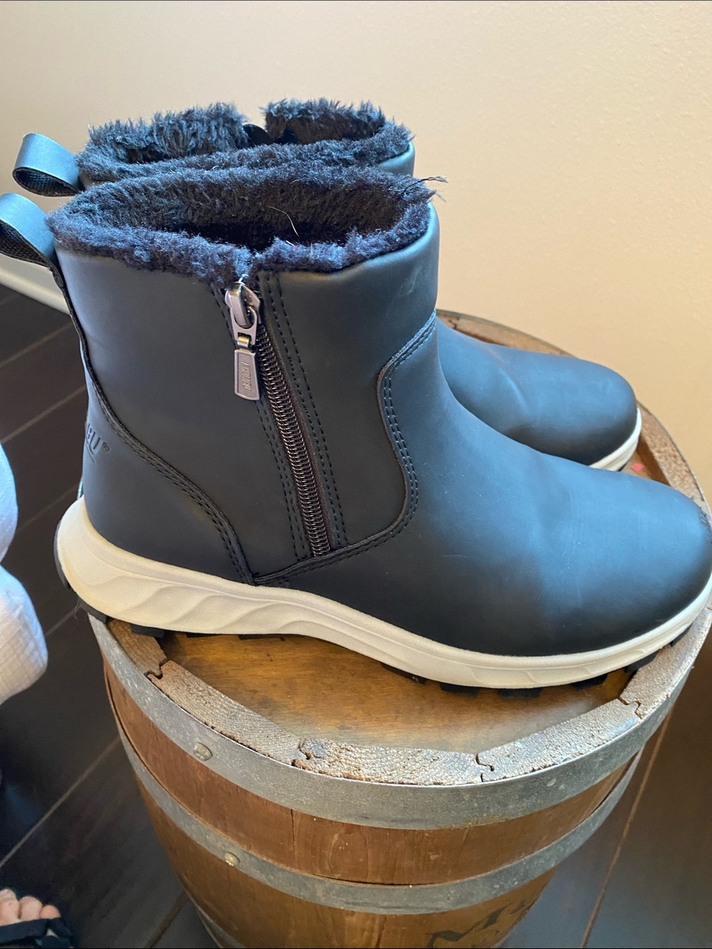 Khombu Black Winter Ankle Boots with White Sole size 8